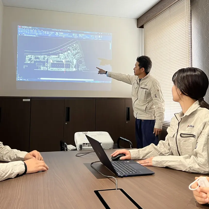 オフィスで打ち合わせを行う社員のイメージ写真