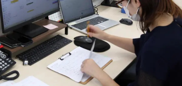 申請手続きを行うイメージ写真