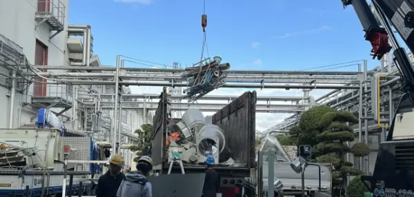 機器を解体してトラックに積み込むイメージ写真