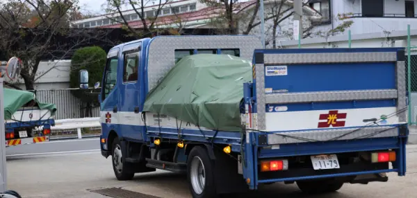 トラックで産業廃棄物を運搬するイメージ写真