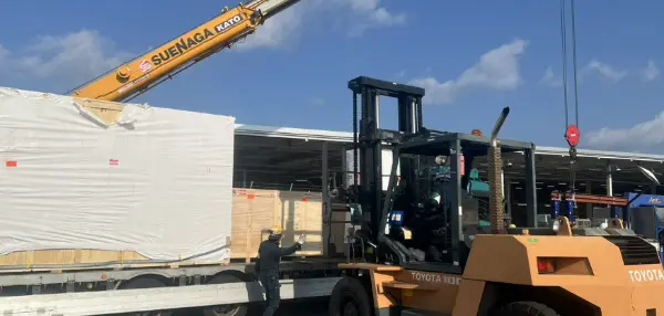 リフト車で貨物を運送するイメージ写真